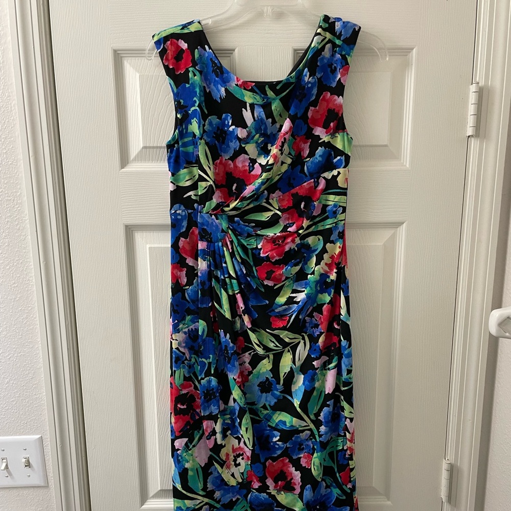 Very beautiful and classy flowered sheath dress.